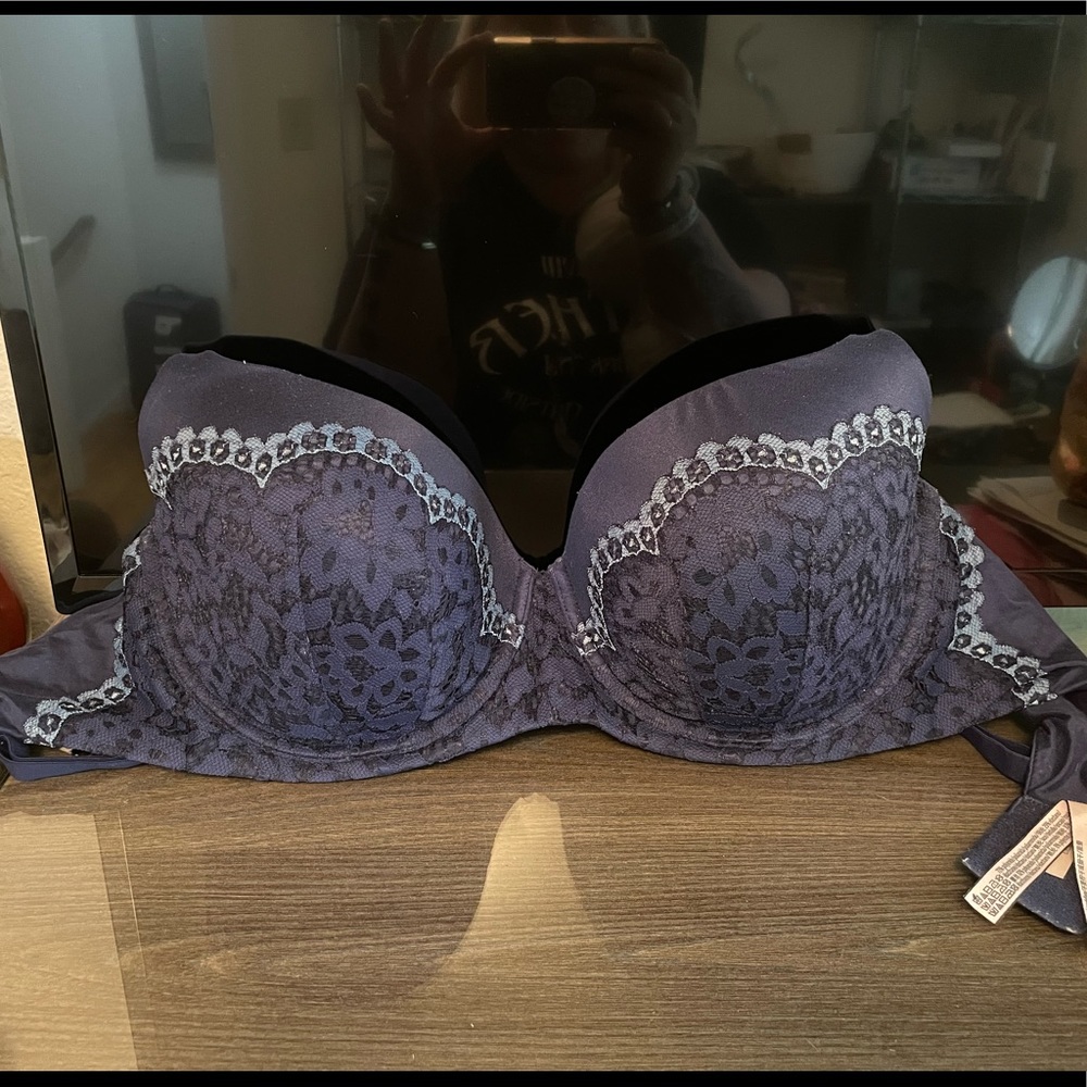 Victoria’s Secret blue womens bra size 38DD.